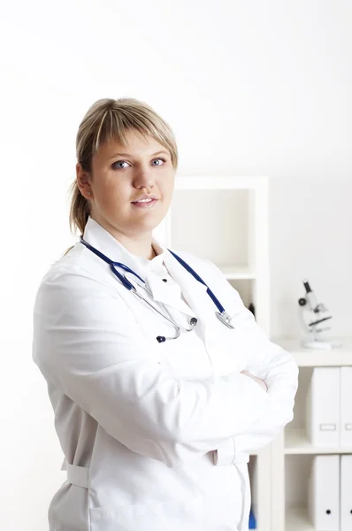 Mosolygós orvos nő sztetoszkóppal. — Stock Fotó