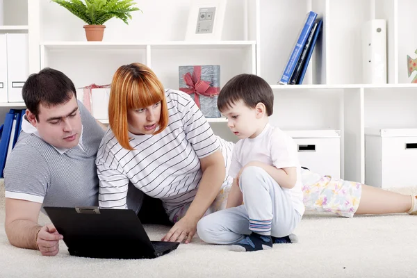 Familjen tittar på en bärbar dator — Stockfoto
