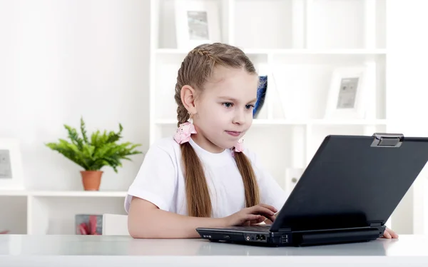 Dziewczyna pracująca na laptopie — Zdjęcie stockowe