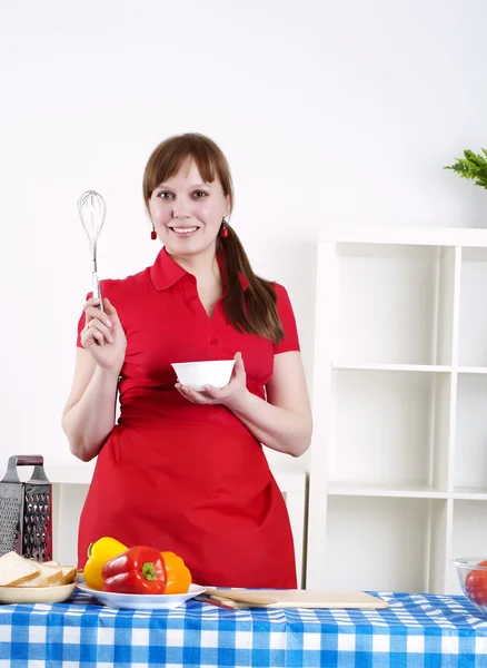 Frau arbeitet in der Küche — Stockfoto