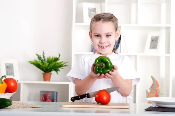 Flicka matlagning grönsaker — Stockfoto