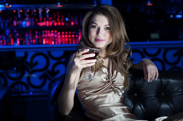 Retrato de la joven mujer hermosa, descanso en el bar — Foto de Stock