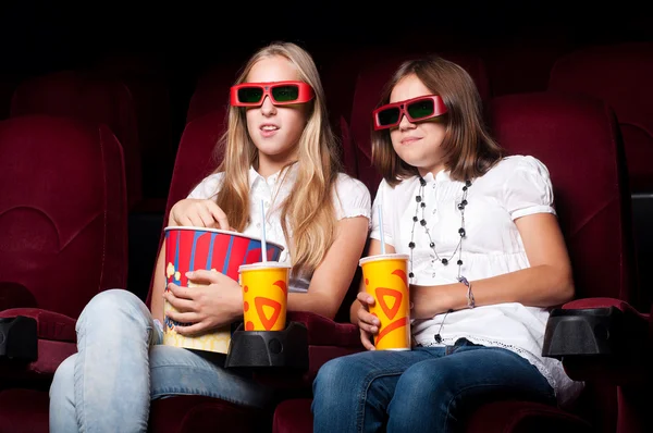 Mädchen im Kino — Stockfoto
