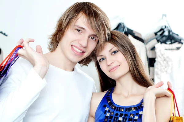 Shopping smile couple at the mall — Stock Photo, Image