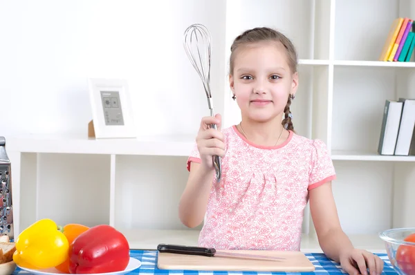 Flicka som arbetar i köket — Stockfoto