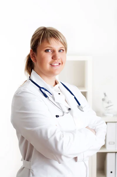 Усміхнена жінка-лікар зі стетоскопом . — стокове фото