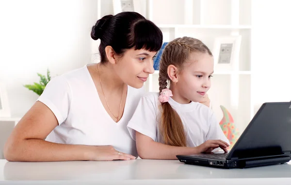 Mama i córka współpracują ze sobą dla laptopa — Zdjęcie stockowe