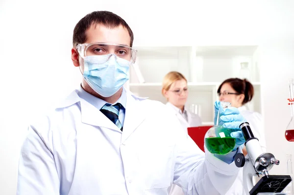 Químico que trabalha no laboratório — Fotografia de Stock