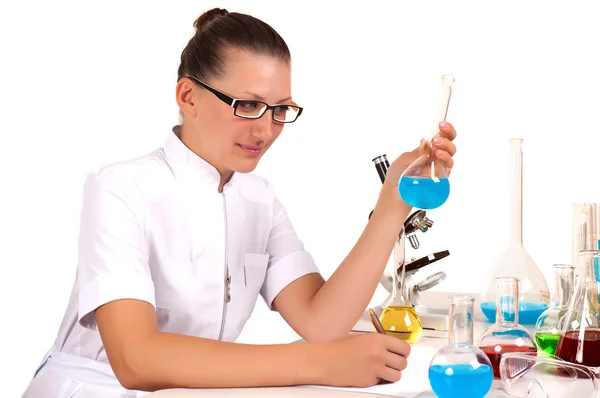 Chemik pracuje w laboratorium — Zdjęcie stockowe