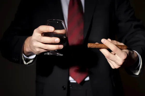 Zengin bir kişi, bir puro ve viski tutar — Stok fotoğraf