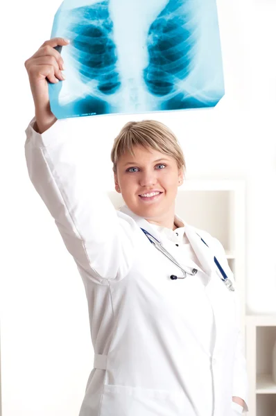 Kobieta lekarz patrząc na zdjęcia rentgenowskie — Zdjęcie stockowe