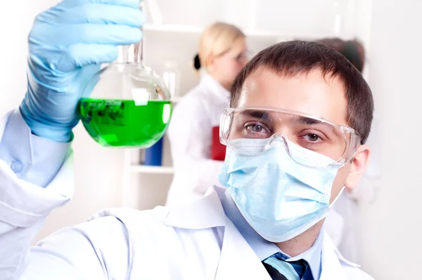 Chemist working in the laboratory — Stock Photo, Image