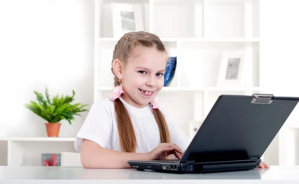 Pige arbejder på laptop - Stock-foto