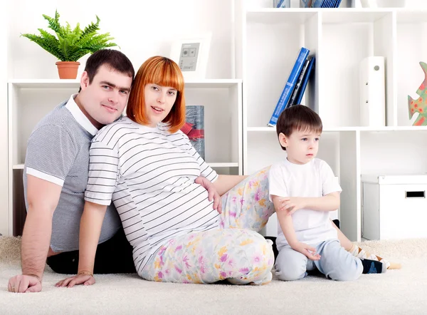 Madre incinta, padre e bambino, arredamento domestico — Foto Stock