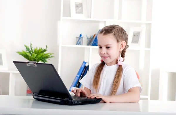 Fille travaillant sur ordinateur portable — Photo
