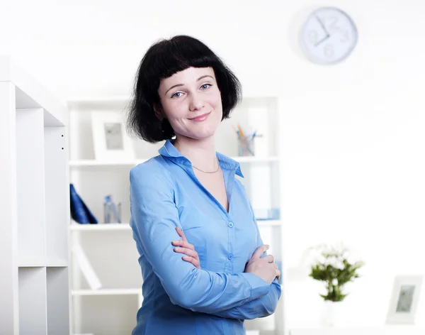 Affärskvinna arbetar på kontor — Stockfoto