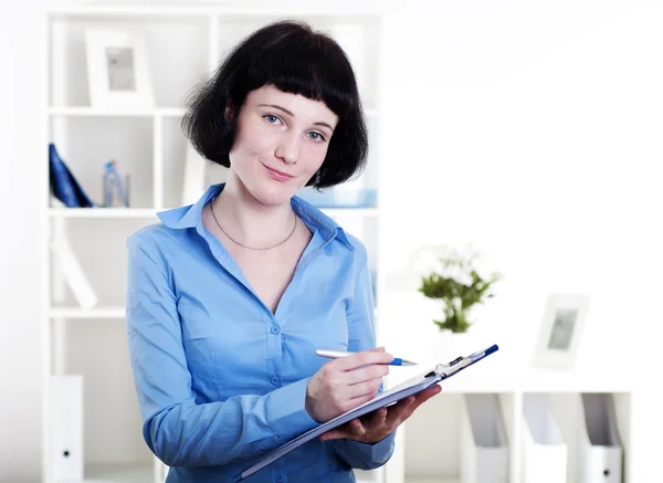 Портрет деловой женщины в офисе, делающей бумажную работу — стоковое фото