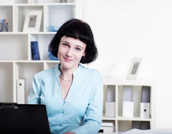 Портрет деловой женщины в офисе, делающей бумажную работу — стоковое фото