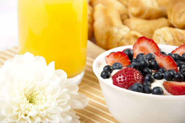 Śniadanie sok, rogaliki i owoce na stole — Zdjęcie stockowe