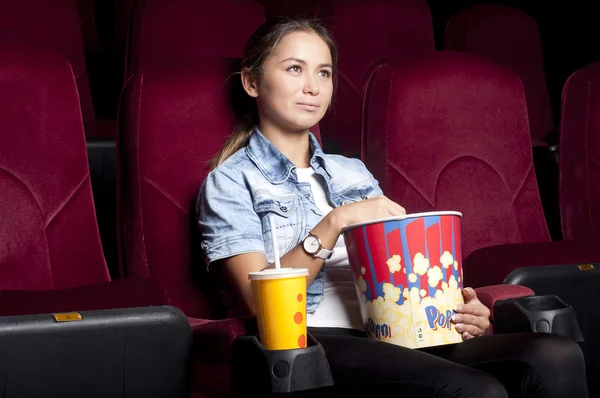 Frau im Kino — Stockfoto