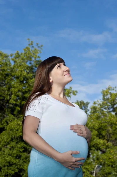 Улыбка беременной девушки — стоковое фото