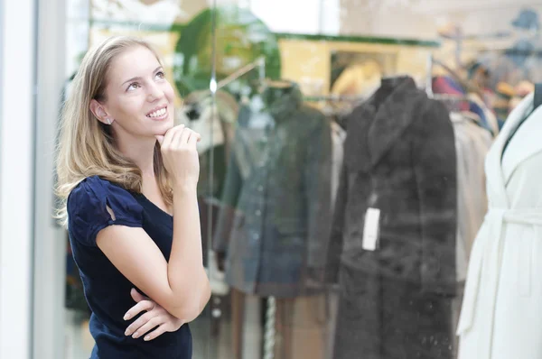 Young woman in mall — Stock Photo, Image