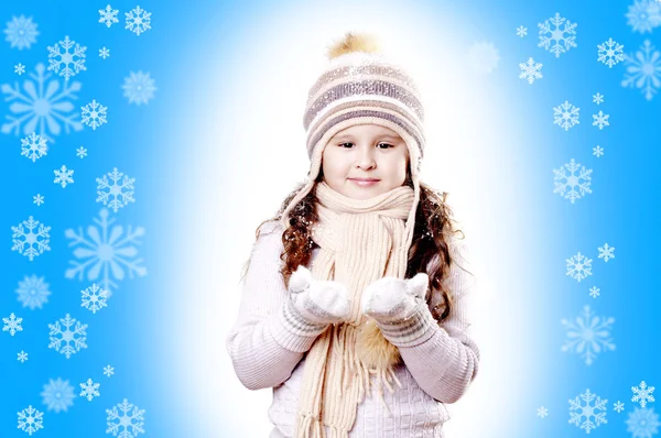 冬季女孩雪片状蓝色背景 — 图库照片
