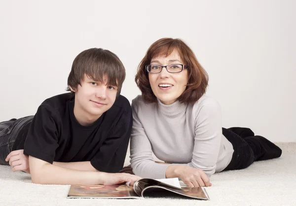 Mãe e filho estão juntos, leia revista — Fotografia de Stock