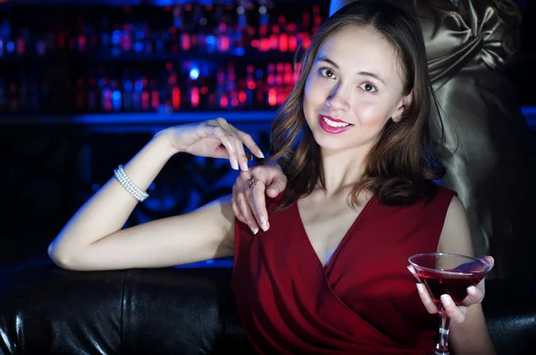 Junge Frau rastet mit einem alkoholischen Getränk aus — Stockfoto