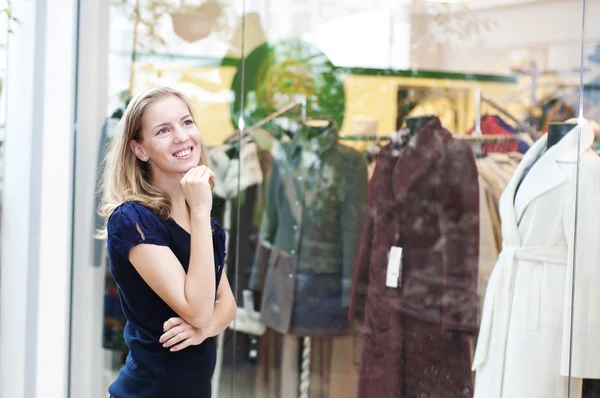 Νεαρή γυναίκα στο εμπορικό κέντρο αγοράζουν ρούχα — Φωτογραφία Αρχείου