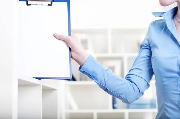 Woman puts a tablet with documents in a Shelfs — Stock Photo, Image