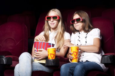 iki güzel kız sinemada film izleme