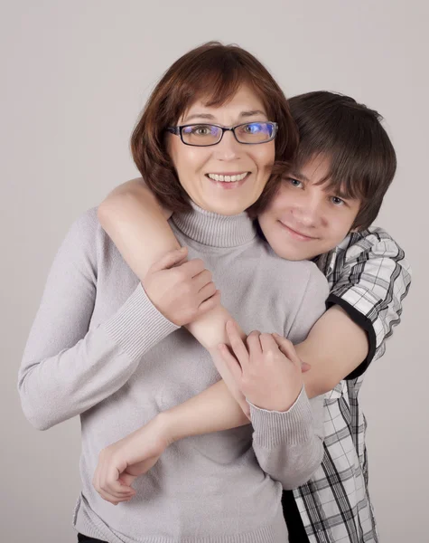 Matka i syn są razem i uśmiech — Zdjęcie stockowe