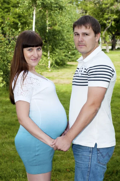 Мужчина и беременная женщина в парке — стоковое фото