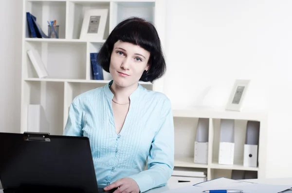 Businesswoman works at office — Stock Photo, Image