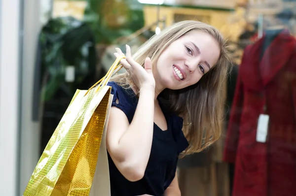 Vacker kvinna med shoppingväskor — Stockfoto
