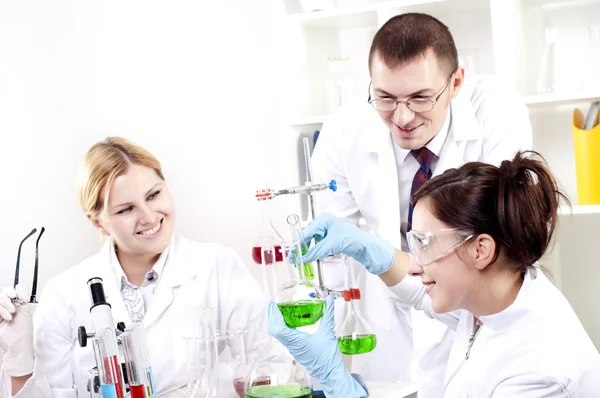Porträt einer Gruppe von Chemikern Stockbild