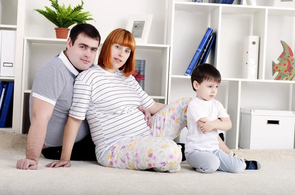 Mãe grávida, pai e bebê, decoração de casa — Fotografia de Stock