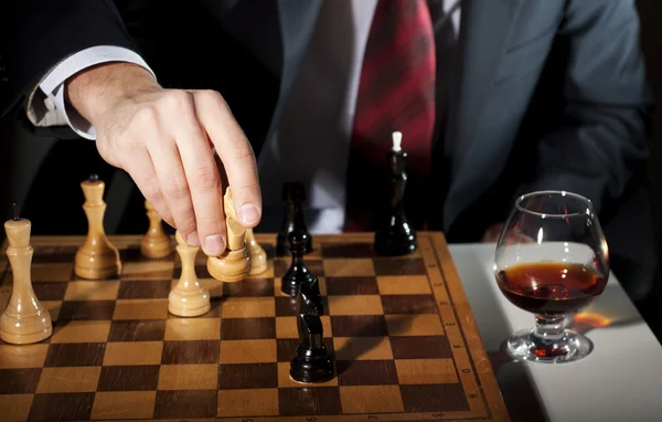 Empresario juega ajedrez —  Fotos de Stock