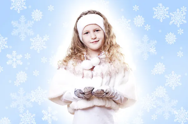 Zimní dívka sněhová vločka modré pozadí — Stock fotografie