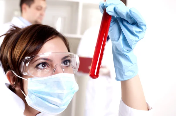 Retrato de una hermosa mujer química — Foto de Stock