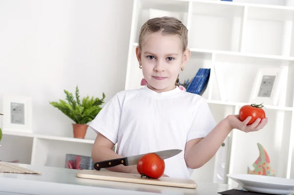 Dziewczynka gotowanie warzyw — Zdjęcie stockowe