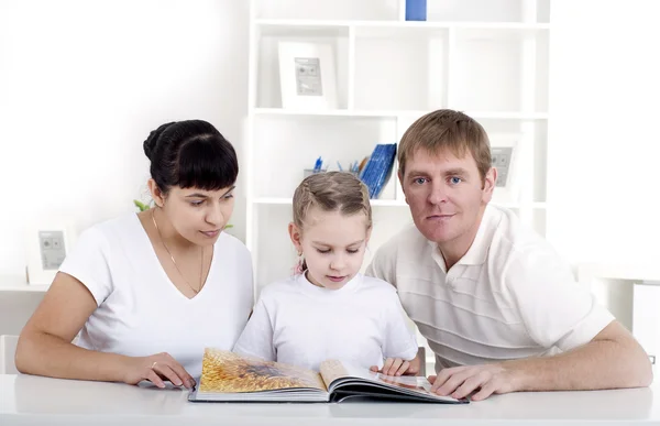Family reading a book together — Stock Photo, Image