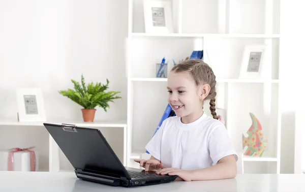Girl working on laptop — Stock Photo, Image