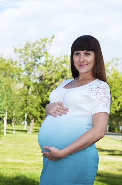 Schwangere junge Frau lächelt — Stockfoto