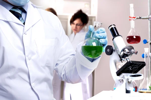 Chemik pracující v laboratoři — Stock fotografie