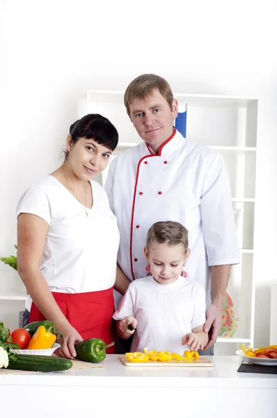 Ritratto famiglia felice sta cucinando la cena insieme — Foto Stock