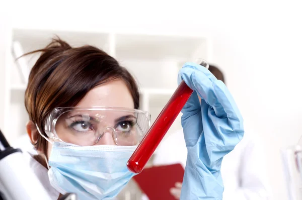 Chemik pracuje w laboratorium, wymieszać ciecz — Zdjęcie stockowe