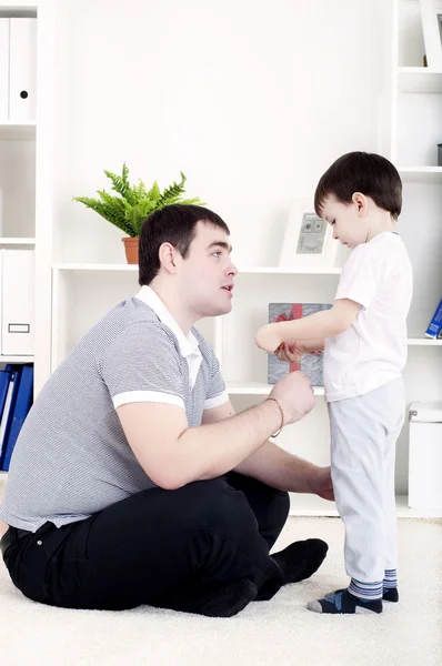 Father and son spend time together, playing at home — Stock Photo, Image