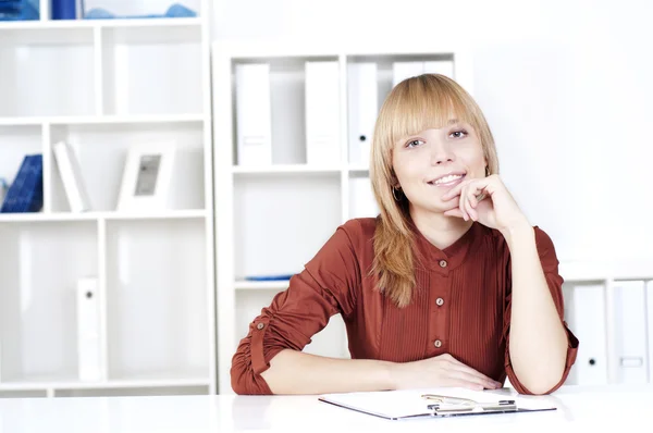 Portrait of a beautiful woman who works in the office — Stock Photo, Image